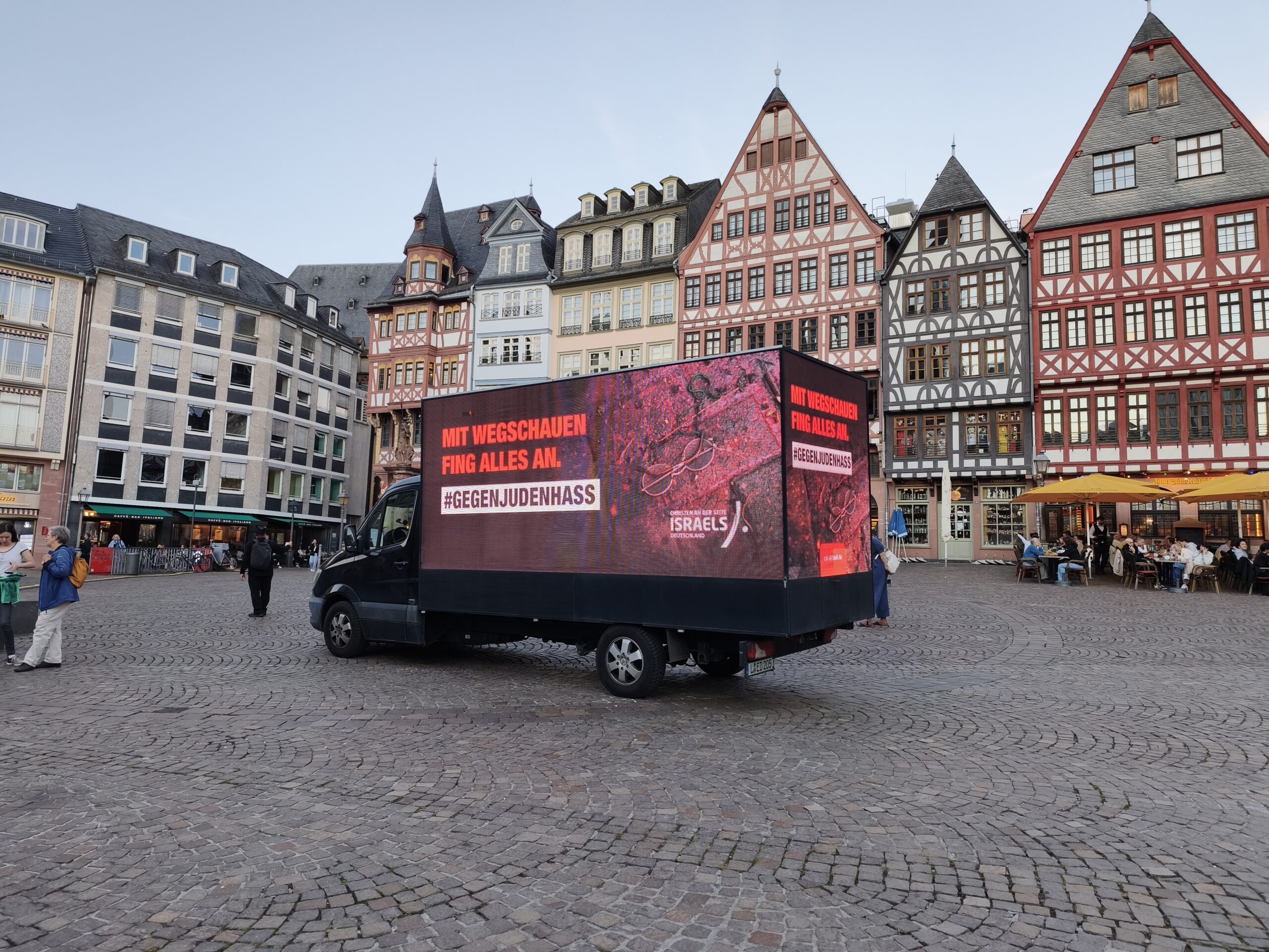 Die Organisation Christen an der Seite Israels (CSI) macht mit einer LED-Truck Tour - wie hier in Frankfurt - auf den Kampf gegen Antisemitismus aufmerksam.
