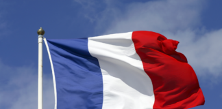Frankreich: Kirchen rufen nach schweren Unruhen zu Frieden auf Frankreich Flagge an einem Flaggenmast und blauber Himmel