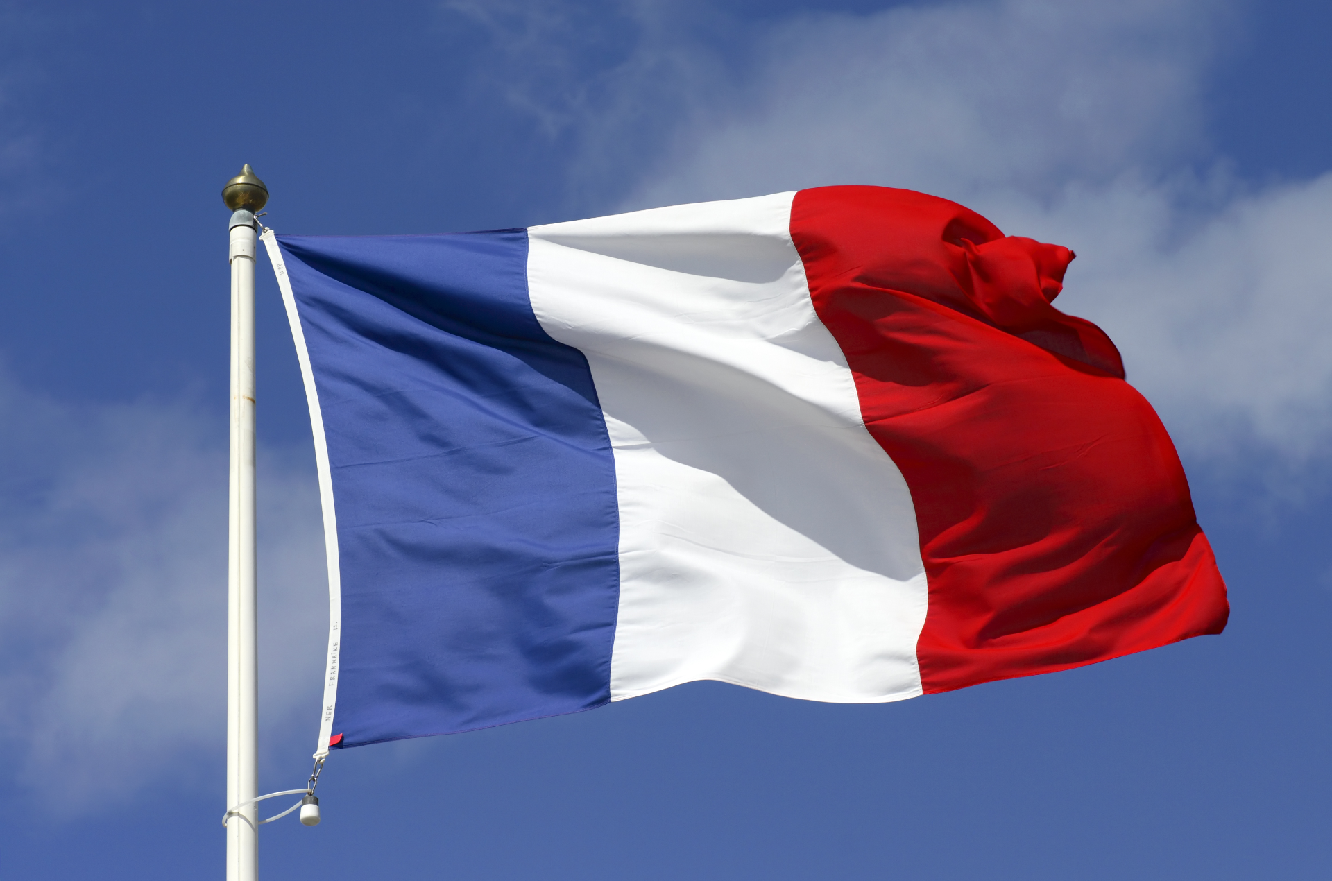 Frankreich Flagge an einem Flaggenmast und blauber Himmel