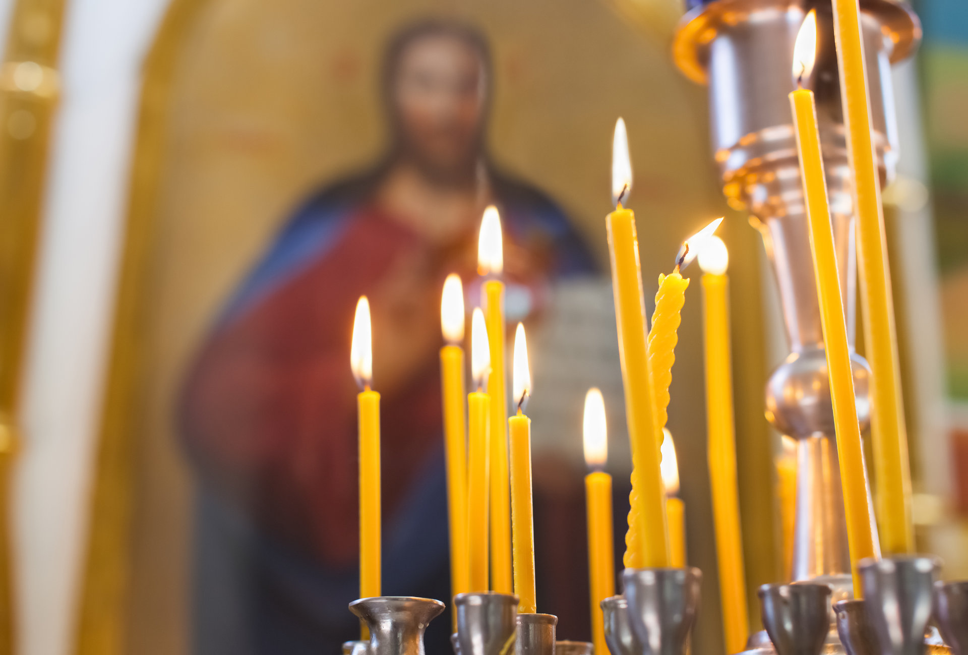 Kerzen und orthodoxe Ikone