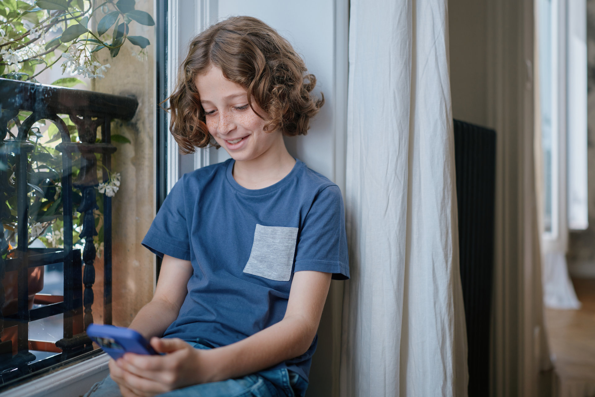 Kind mit Smartphone