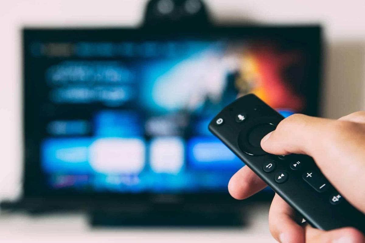 Fernseher und Fernbedienung