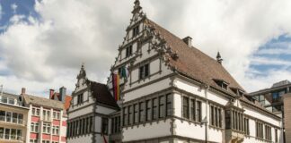 Katholikentag 2028 in Paderborn beschließt Leitwort „Ich bin da“ Außenansicht Rathaus Paderborn